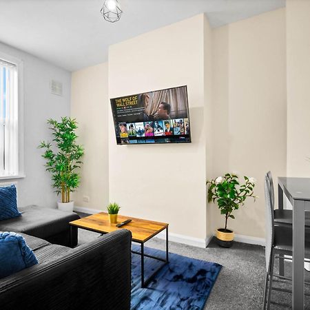 Two Bedroom Apartment - Single Beds - Accommodates 3 - Street Parking - Top Rated -Wbb West Bromwich Buitenkant foto