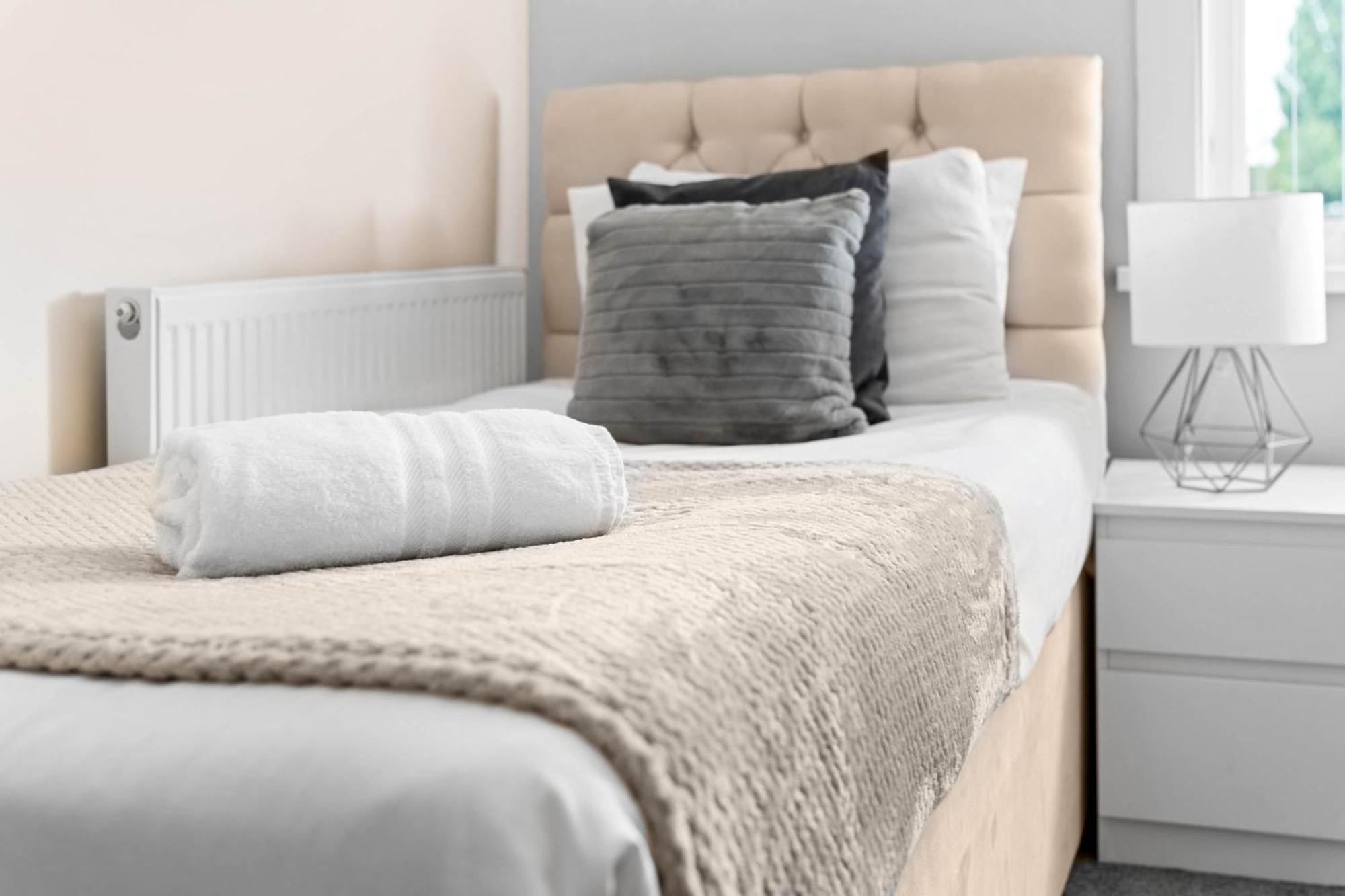 Two Bedroom Apartment - Single Beds - Accommodates 3 - Street Parking - Top Rated -Wbb West Bromwich Buitenkant foto