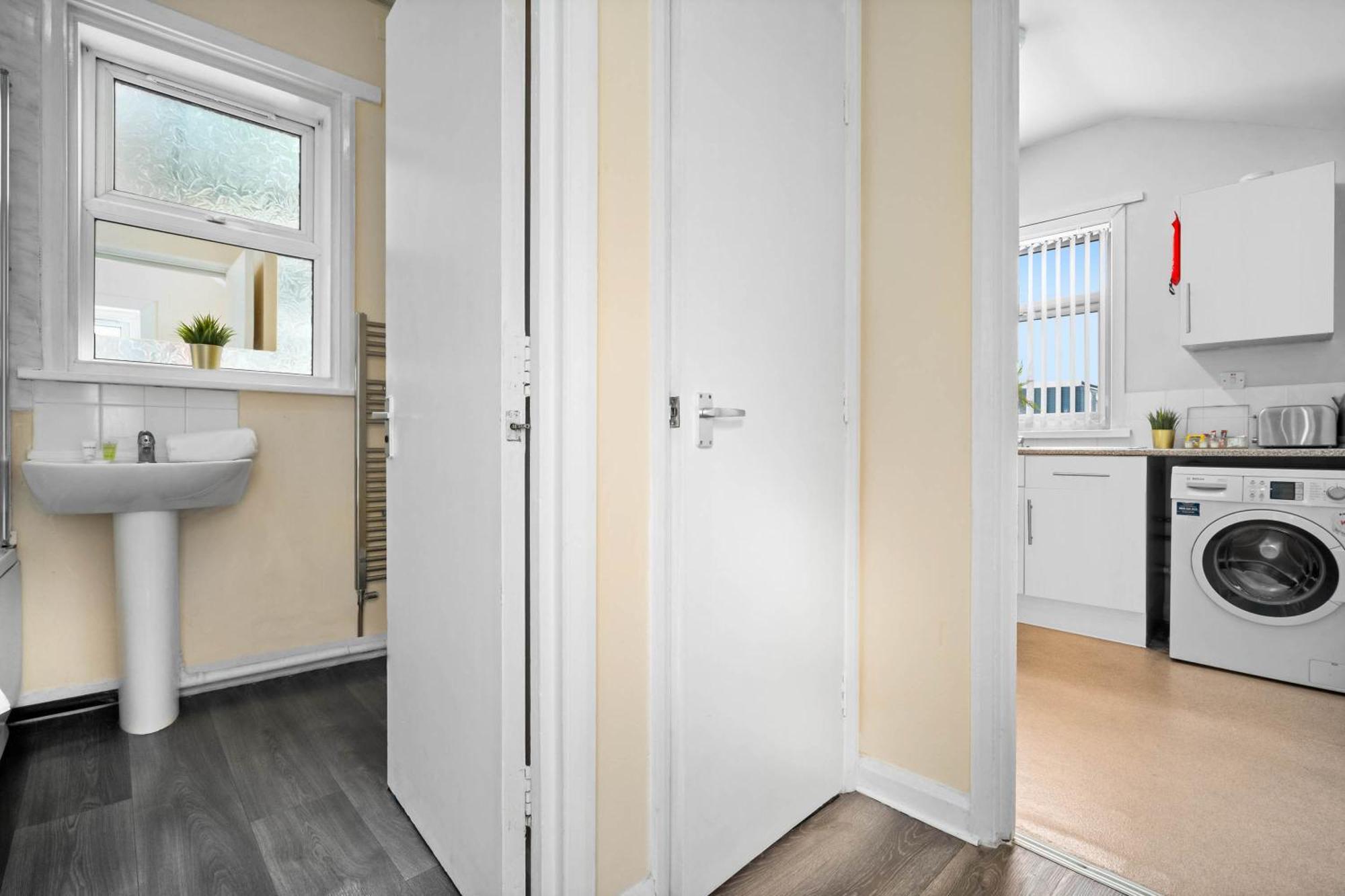 Two Bedroom Apartment - Single Beds - Accommodates 3 - Street Parking - Top Rated -Wbb West Bromwich Buitenkant foto