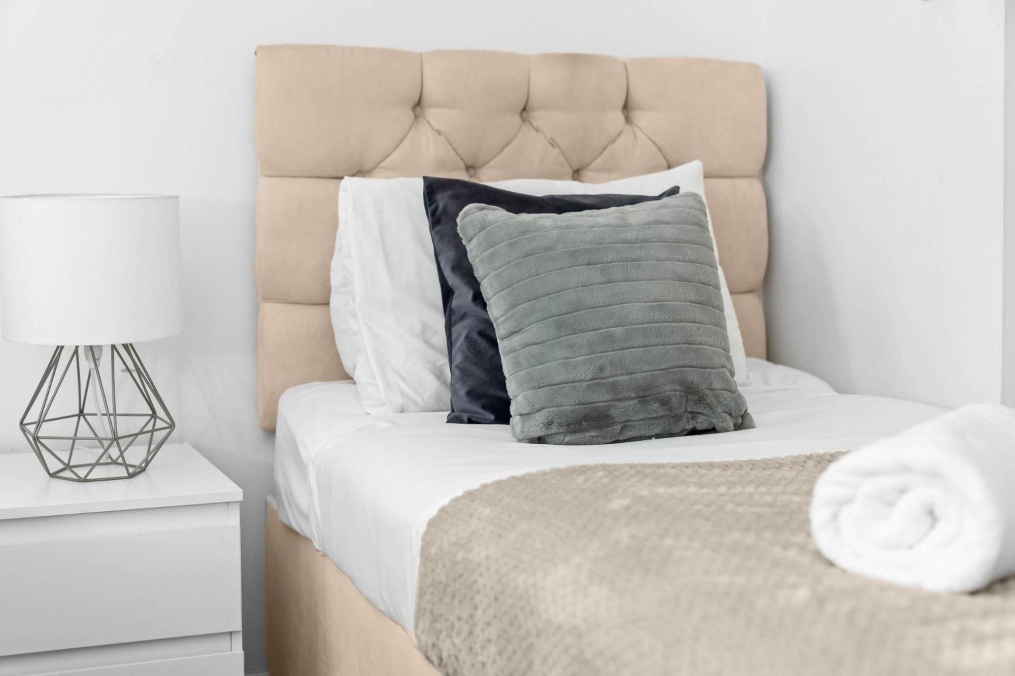 Two Bedroom Apartment - Single Beds - Accommodates 3 - Street Parking - Top Rated -Wbb West Bromwich Buitenkant foto