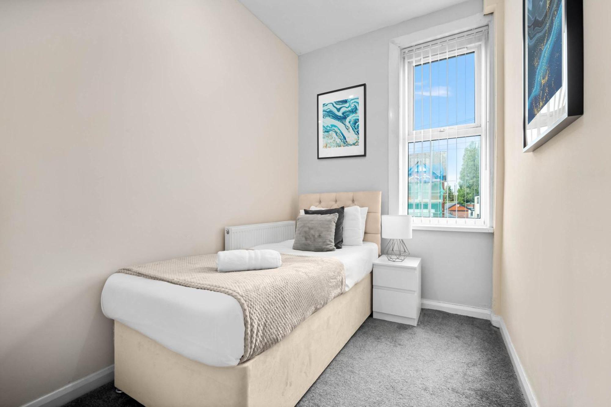 Two Bedroom Apartment - Single Beds - Accommodates 3 - Street Parking - Top Rated -Wbb West Bromwich Buitenkant foto