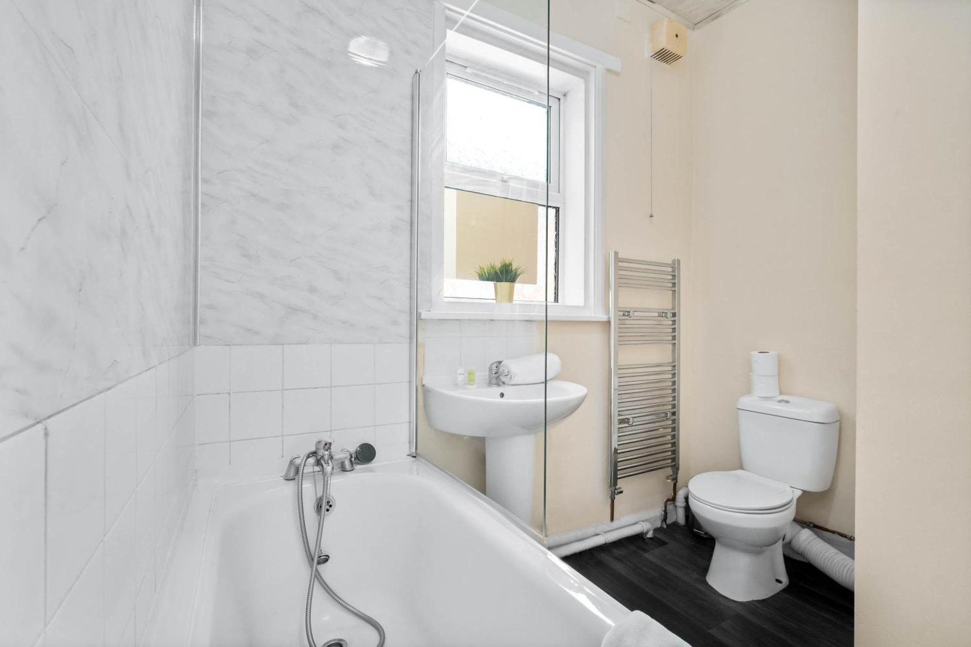 Two Bedroom Apartment - Single Beds - Accommodates 3 - Street Parking - Top Rated -Wbb West Bromwich Buitenkant foto