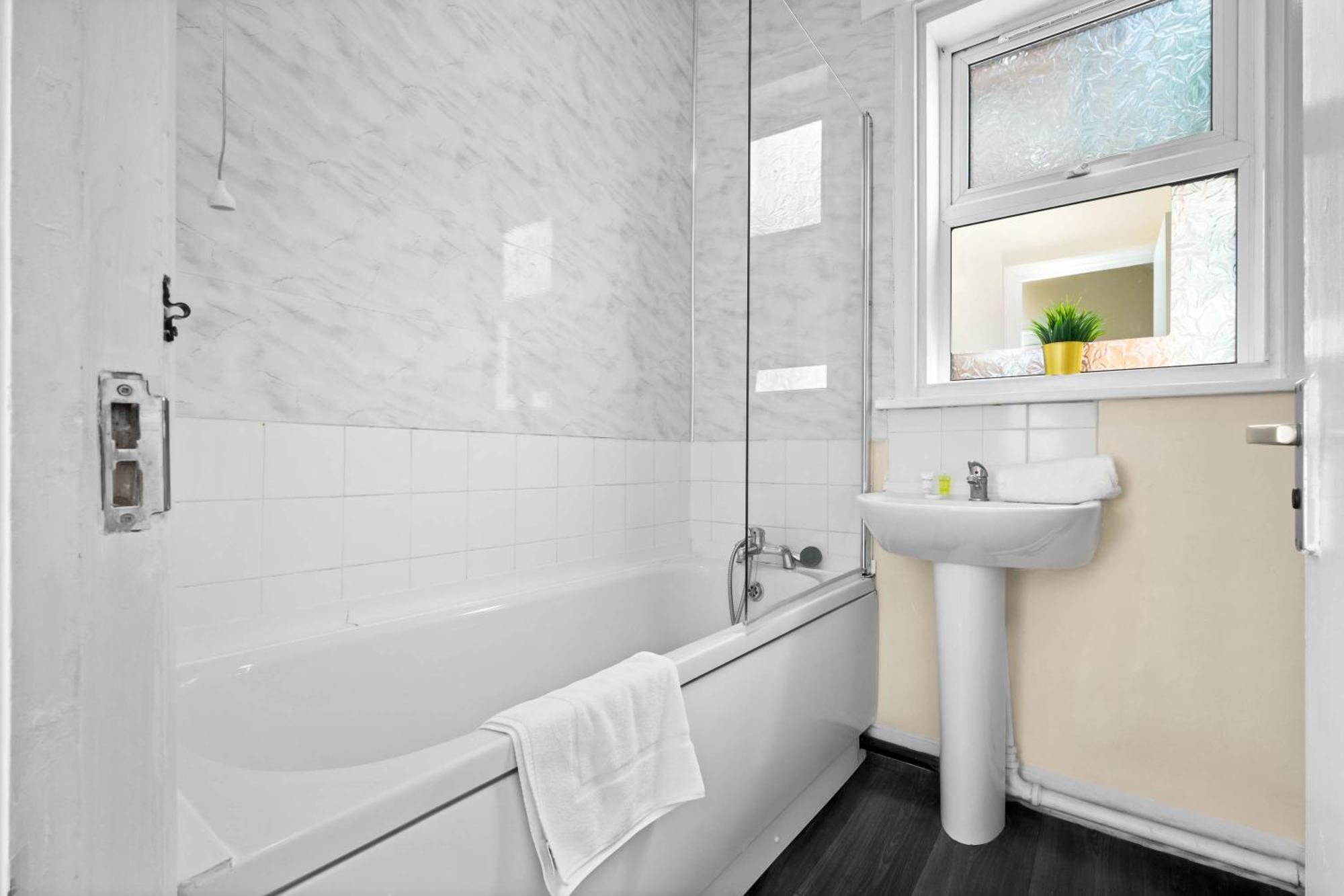 Two Bedroom Apartment - Single Beds - Accommodates 3 - Street Parking - Top Rated -Wbb West Bromwich Buitenkant foto