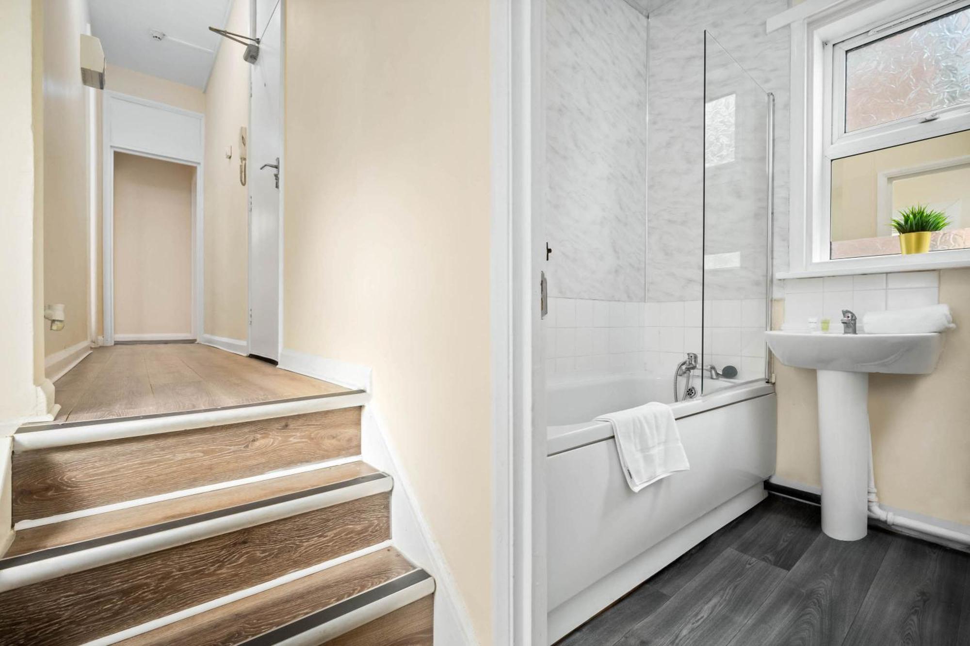 Two Bedroom Apartment - Single Beds - Accommodates 3 - Street Parking - Top Rated -Wbb West Bromwich Buitenkant foto